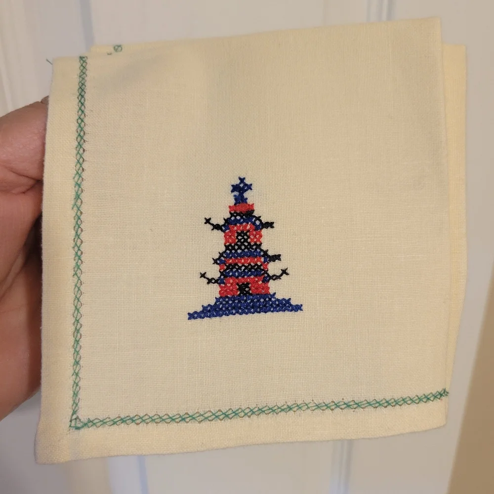 Vintage Embroidered Cloth Napkins (4) Cross-stitch Pagoda or Lighthouse? Nice!